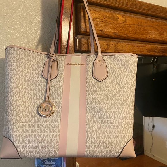 100% authentic MK purse - Picture 2 of 4